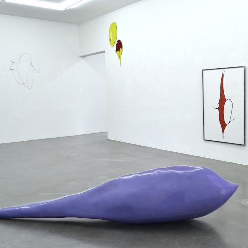Form (violett), 2016, Skulptur, verstärkter Kunststoff, Glasfaser, Pigmente, 60 x 300 x 60 cm, Ausstellungsansicht
