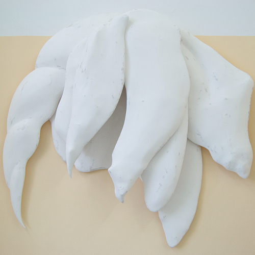 Entität (Weiß), 2017, Skulptur, mixed media, diverse Kunststoffe, Metall, Pigmente, Holz, 145 x 160 x 24 cm, Ausstellungsansicht