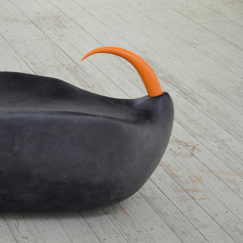Form (Schwarz + Orange), 2018, Skulptur, verstärkter Kunststoff, Metall, Pigmente, Lack, 64 x 147 x 52 cm, Ausstellungsansicht