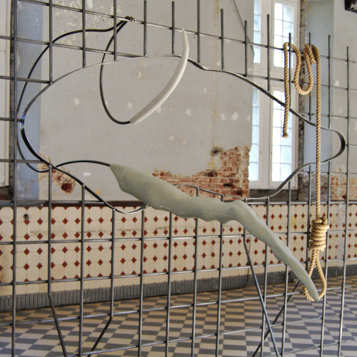 Gitter (mit zwei Formen und Seil), 2018, Installation, Eisen, verstärkter Kunststoff, Pigmente, Seil, 260 x 340 x 260 cm, Ausstellungsansicht